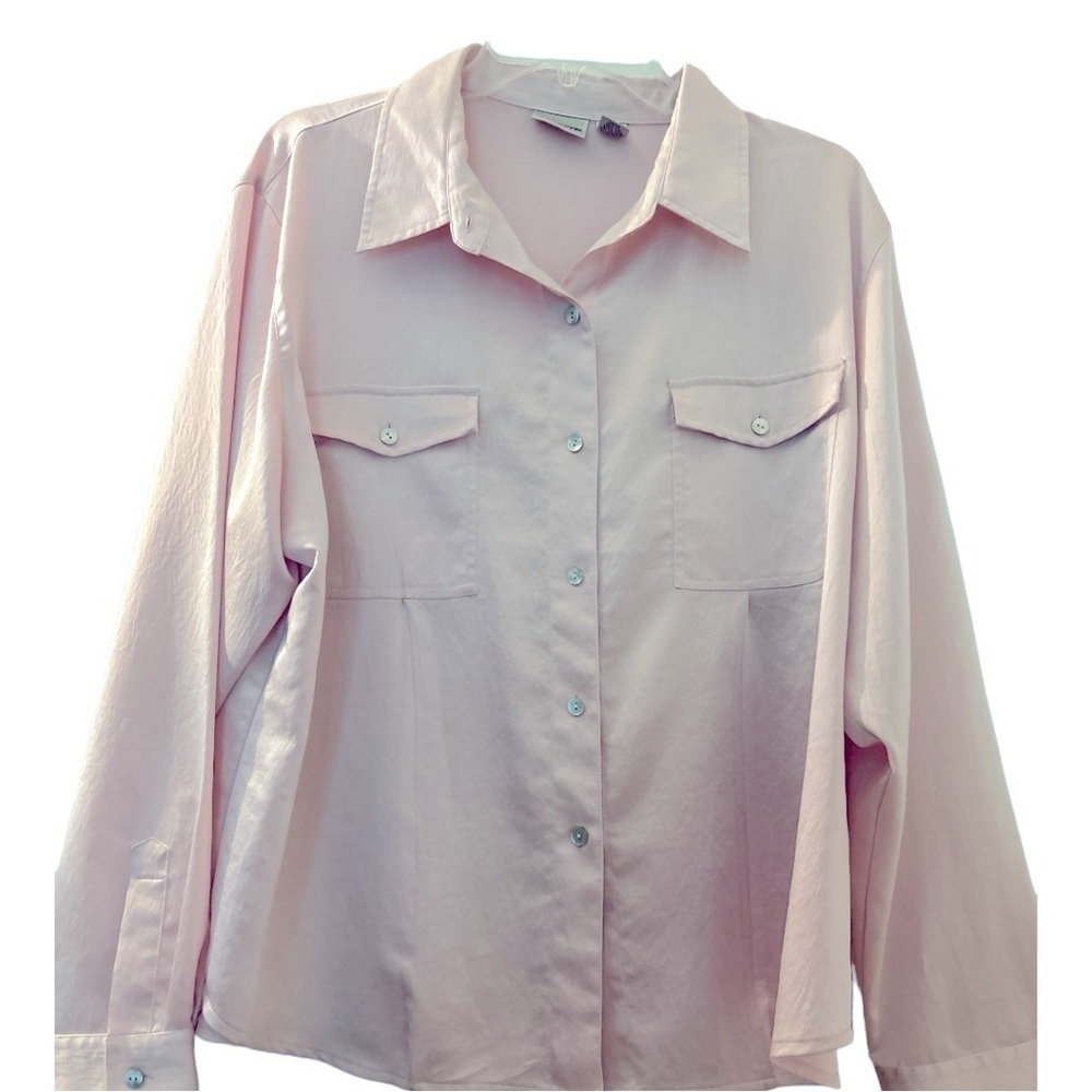 CHICO'S top, satin feel, light pink, size Chico's 3, button down, front pockets